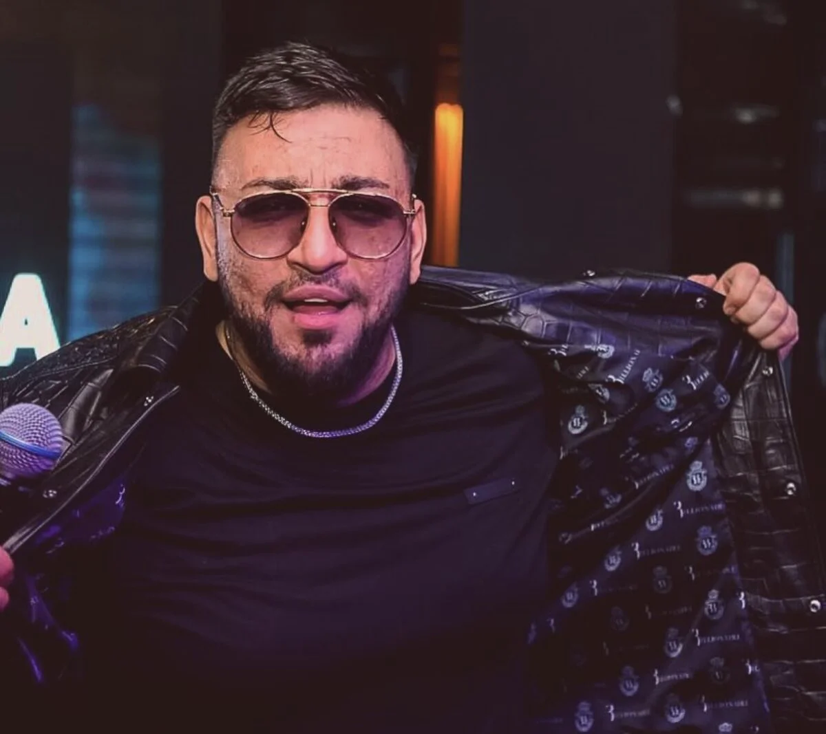 Manelistul Costel Biju s-a întors cu o valiză de bani din America. Despre ce sumă impresionantă este vorba