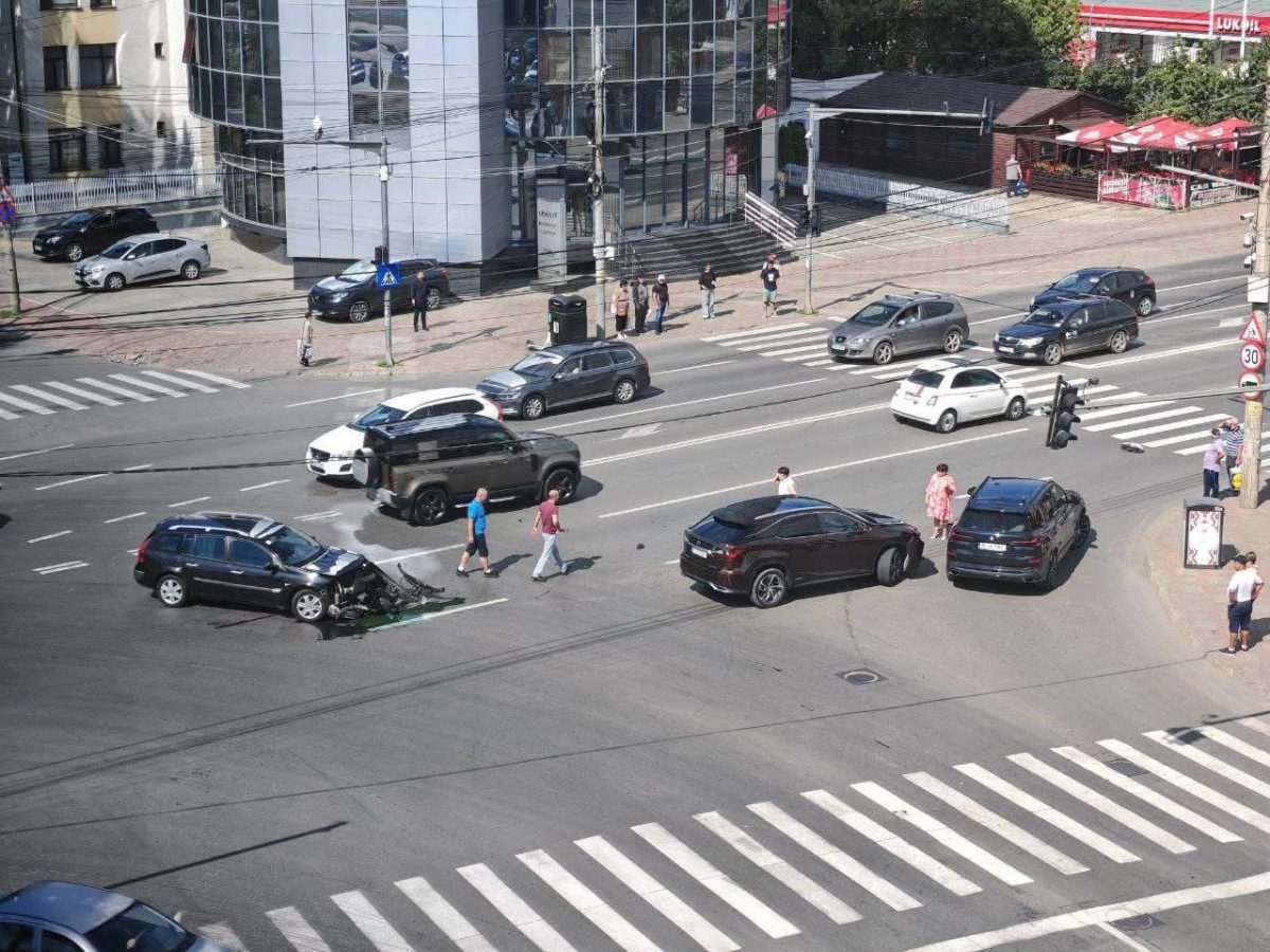 Accident rutier în intersecția de la Granit! Au fost implicate trei autoturisme