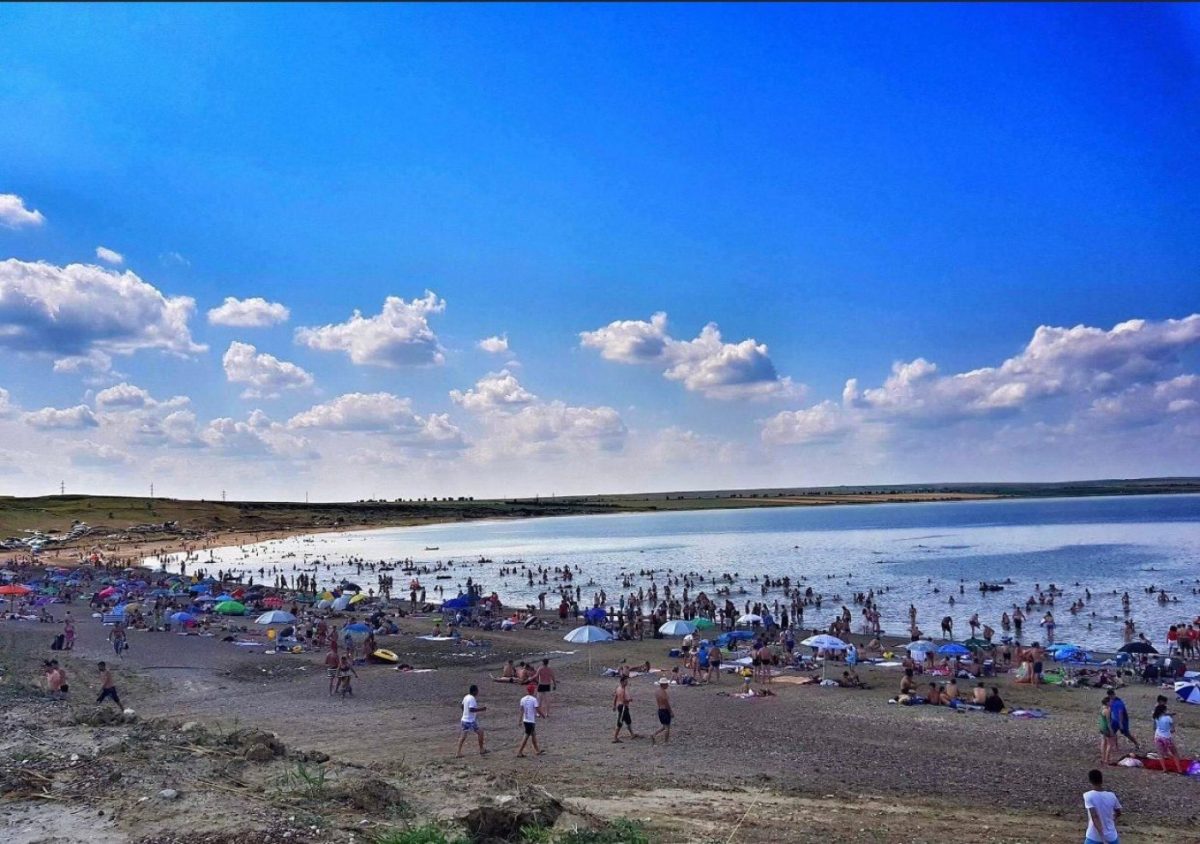 Fără aglomerație, fără șezlonguri scumpe! Plaja sălbatică din Moldova care face senzație