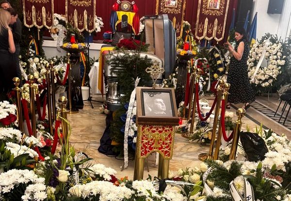 Moment sfâşietor la înmormântarea lui Mihai Leu. Fiul şi soţia fostului campion au cedat în faţa durerii