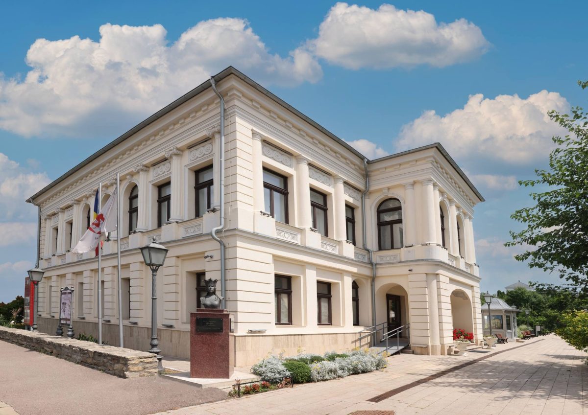 „Masca – sens și semnificație”, o incursiune culturală găzduită de Muzeul Municipal Iași