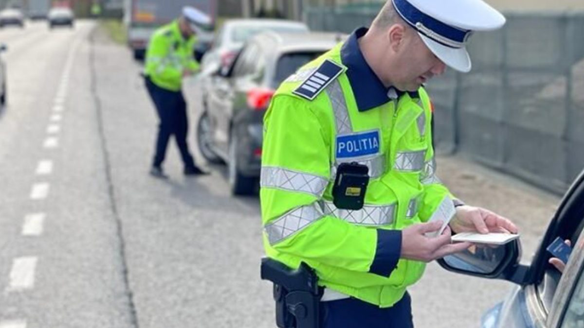 Ăsta da ghinion. Un șofer a fost observat de polițiști neacordând prioritate unor pietoni. Când au verificat actele bărbatului, polițiștii și-au pus mâinile în cap