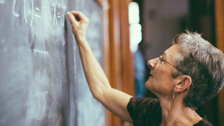 Lovitură pentru tinerele cadre didactice! Zeci de profesori pensionari țin ocupate catedre în liceele din județ