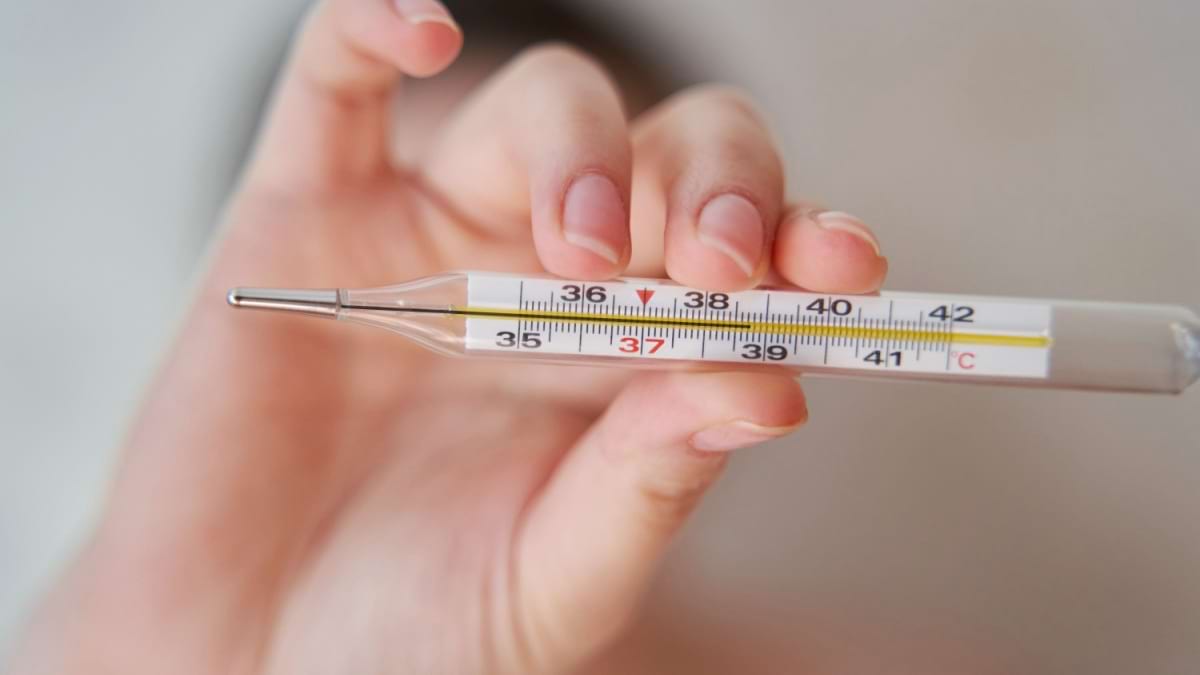 Temperatura corpului de 35.5°C, ce înseamnă și care sunt cauzele posibile. Hipotermie ușoară sau reacție normală?