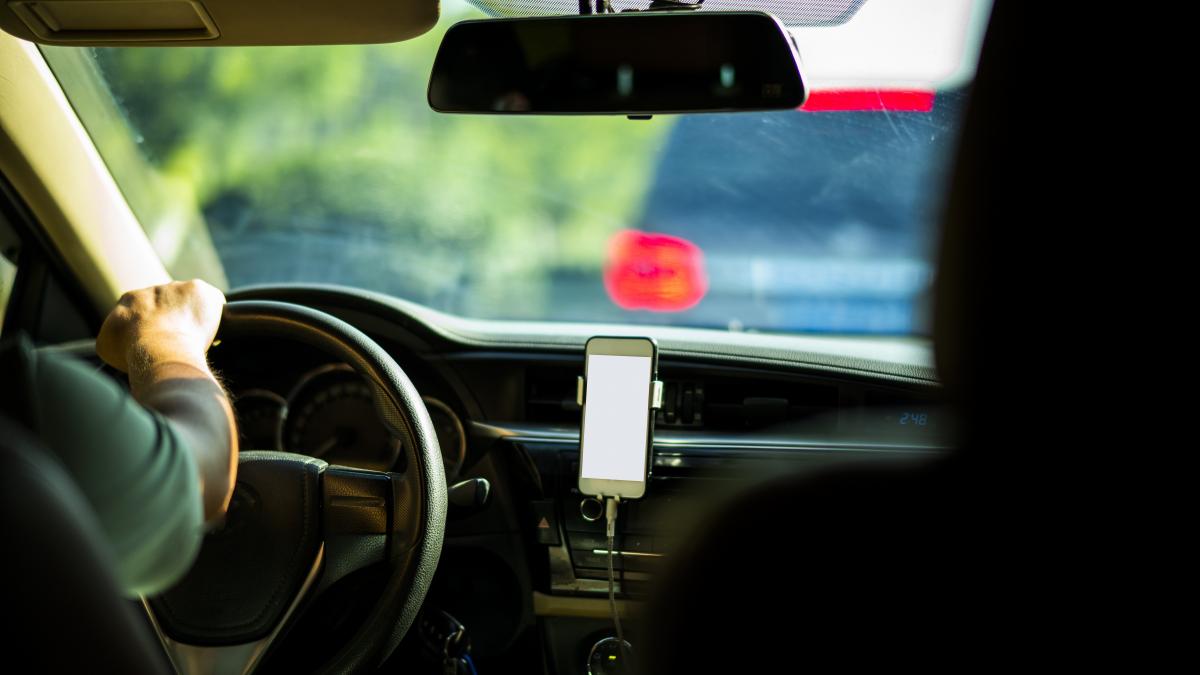 Transportul cu taxi și ridesharing, pe cale să se schimbe! Consiliul Concurenței cere reguli egale și mai multă libertate pentru șoferi și pasageri