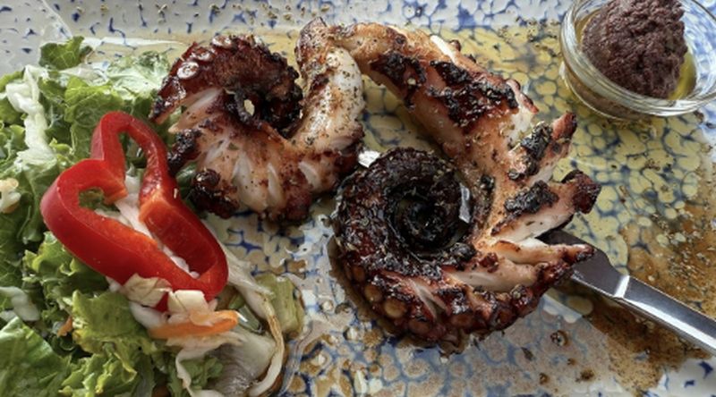 Cât a plătit un turist român pentru o porție mică de caracatiță, în Thasos: A fost nevoit să-și ia și un burger!