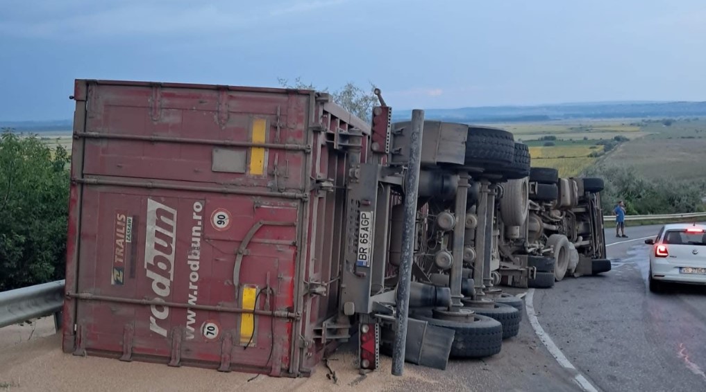 Accident rutier în județul Iași! Un autotren s-a răsturnat – UPDATE