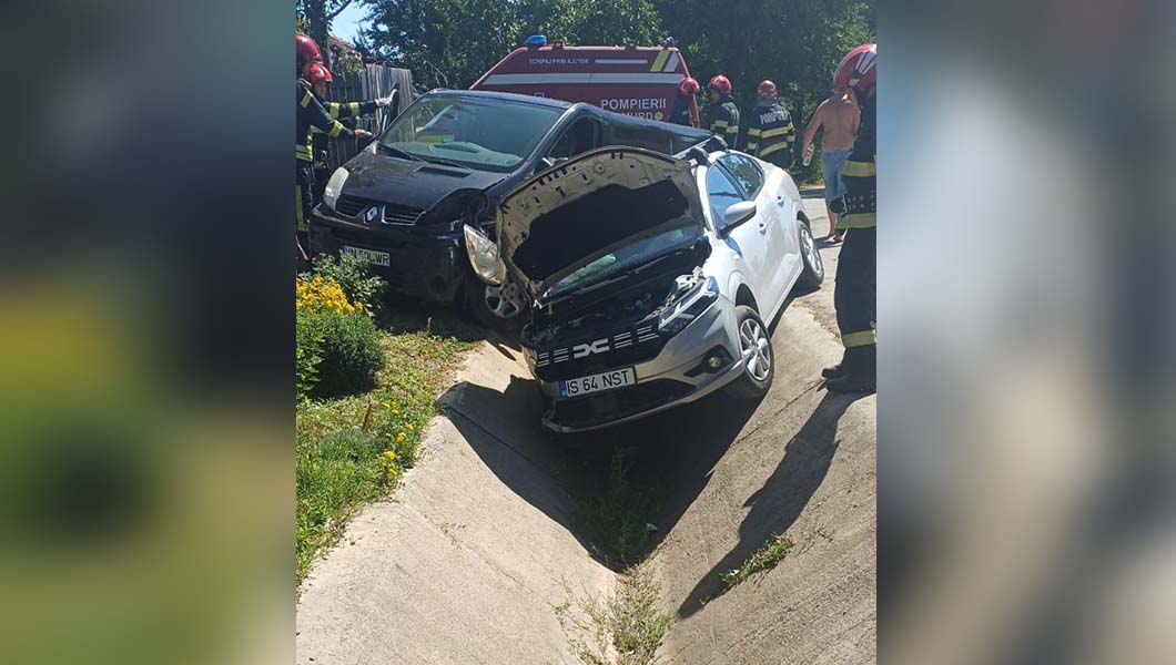 Accident rutier cu două autoturisme, în Dobrovăț. O persoană este încarcerată
