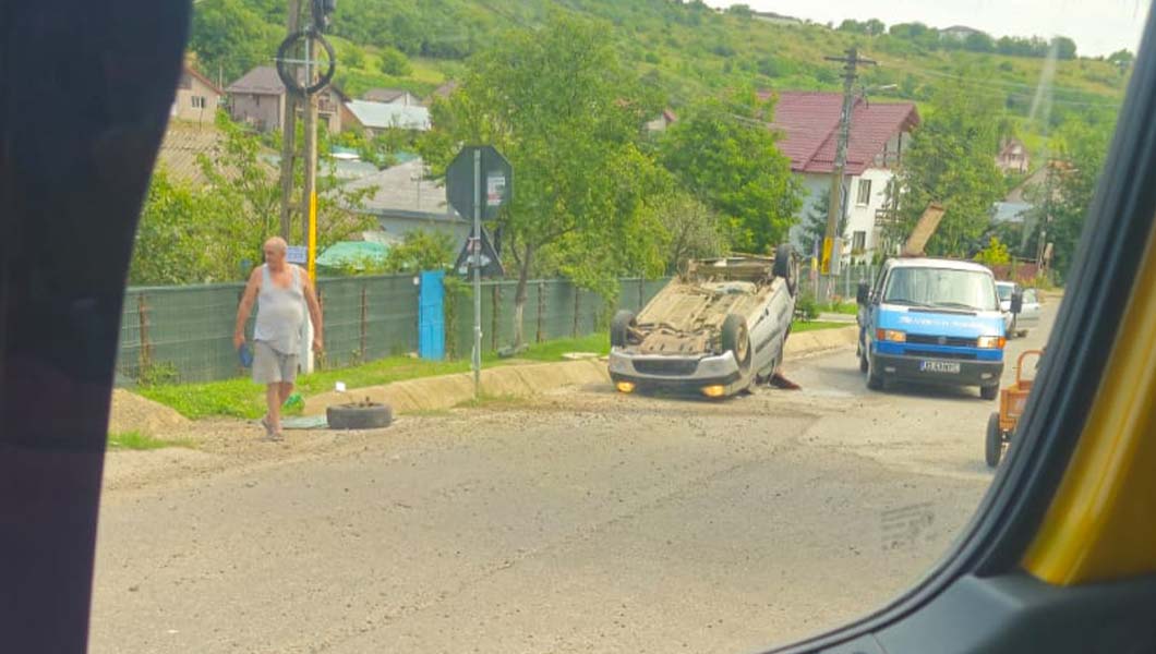 Accident rutier la Rediu! Un autoturism s-a răsturnat