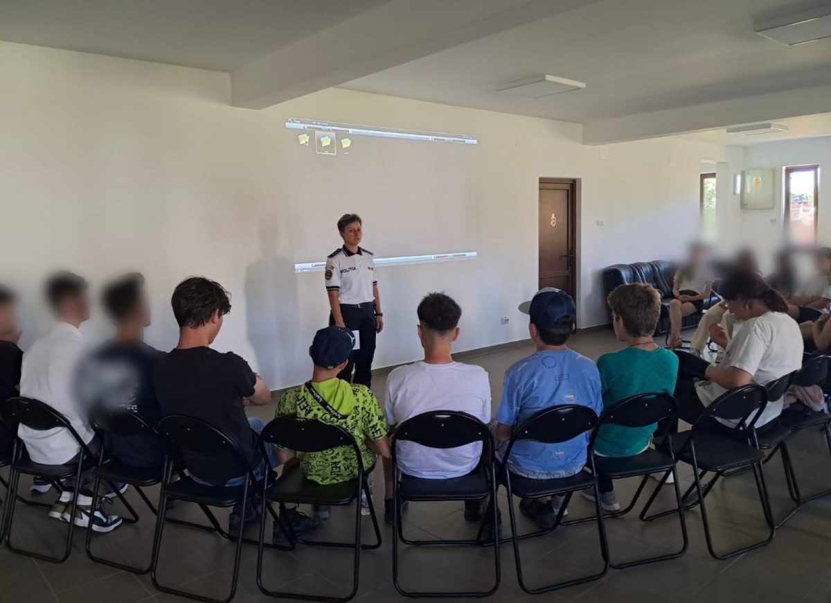 Polițiștii ieșeni, alături de copii în tabăra de vară – lecții de prevenție și siguranță rutieră