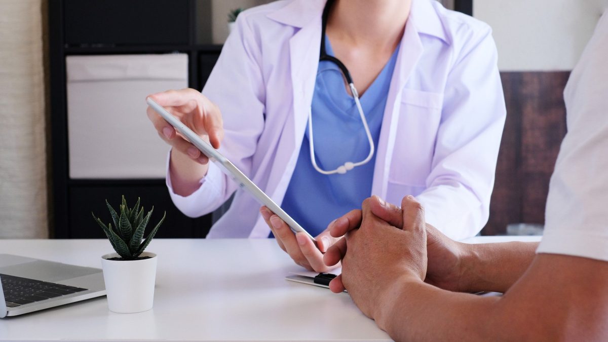 Ce preț are o asigurare de sănătate pe 3 luni? Iată ce factori îl influențează și care este diferența între asigurările publice și cele private