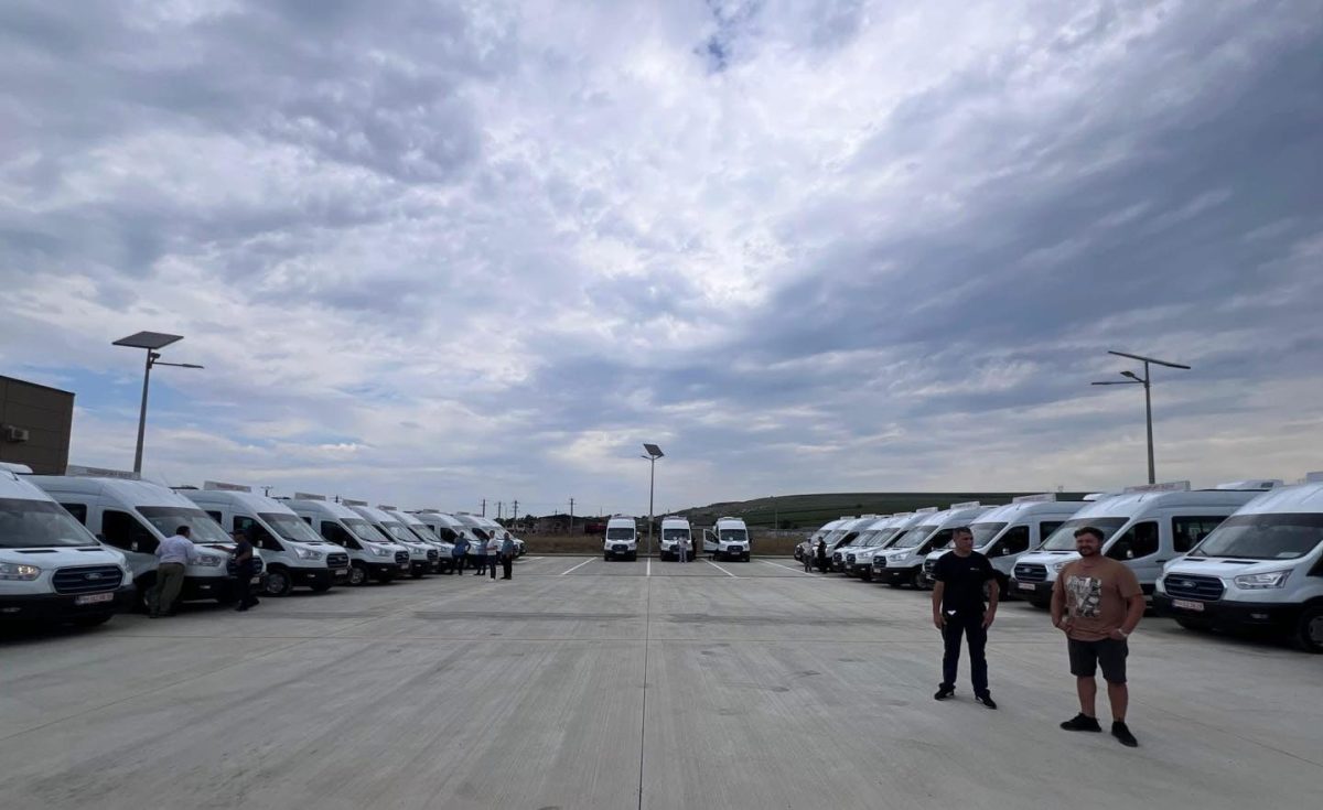26 de microbuze electrice livrate primăriilor din județul Iași pentru transportul elevilor, prin finanțare PNRR
