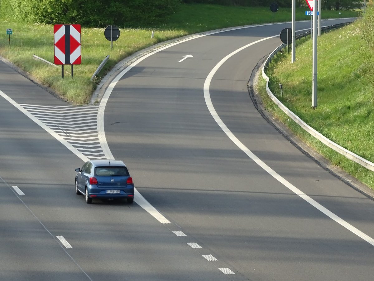 Căldura extremă din ultimele zile a provocat crăpături în stratul de beton pe mai multe porţiuni de autostradă