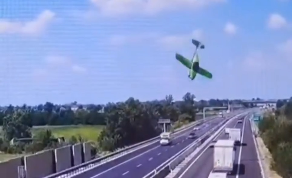 Prăbușirea avionului, surprinsă de camerele de supraveghere. Imagini șocante!