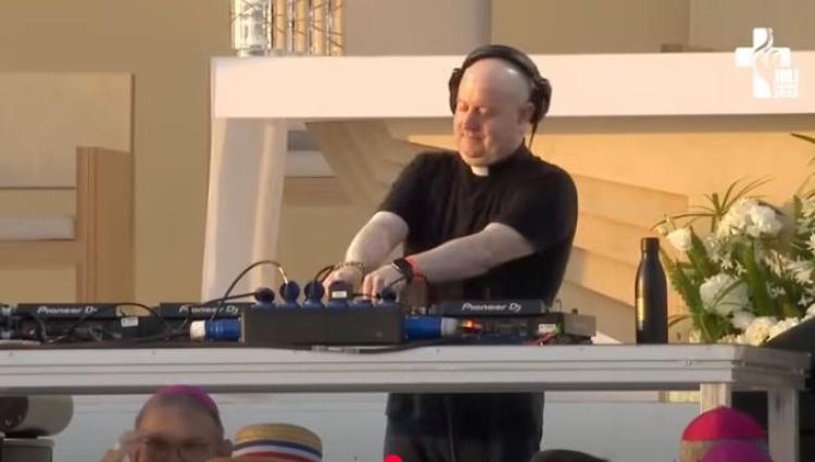 Un preot DJ a mixat muzică electronică la un festival din Cluj