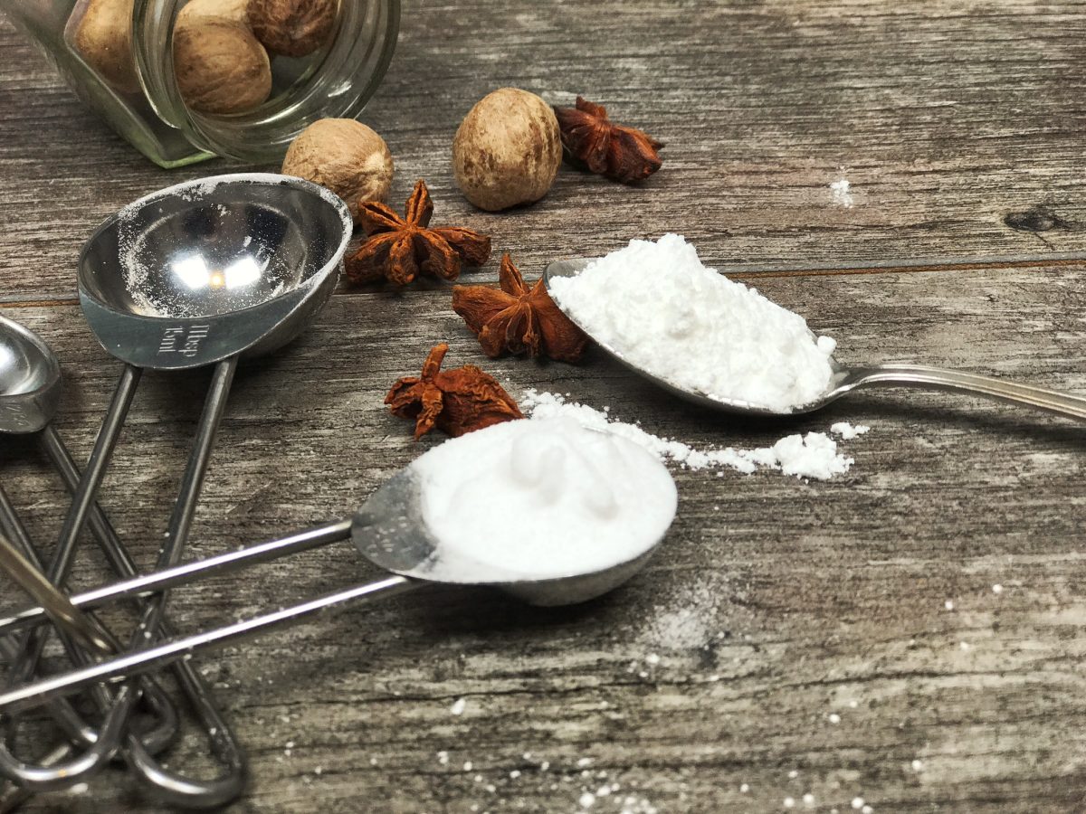 Care este diferența dintre bicarbonat de sodiu și praf de copt? Când și de ce se folosește fiecare ingredient