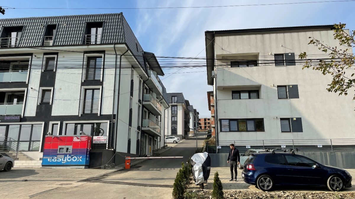 Stradă recent asfaltată, dar plină de capcane! Canalele lăsate sub nivelul asfaltului au stârnit un adevărat scandal într-un cartier rezidențial din Iași. „Ieșea toată urina prin asfalt” 