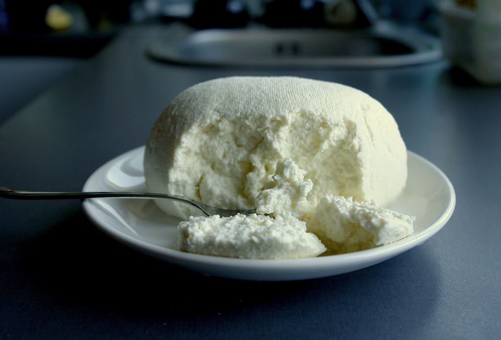 Câte calorii are brânza de capră? Iată ce trebuie să știi despre aportul ei dacă ții la siluetă