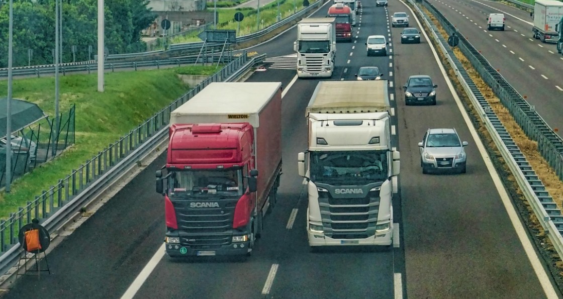 Blocaj rutier anunțat! Circulația camioanelor grele, interzisă în 14 județe