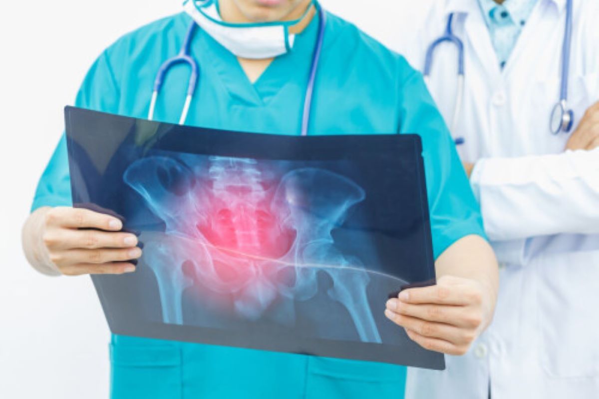 Ce simptome resimți atunci când ai cancer osos? Iată ce analize se fac pentru a depista această boală!