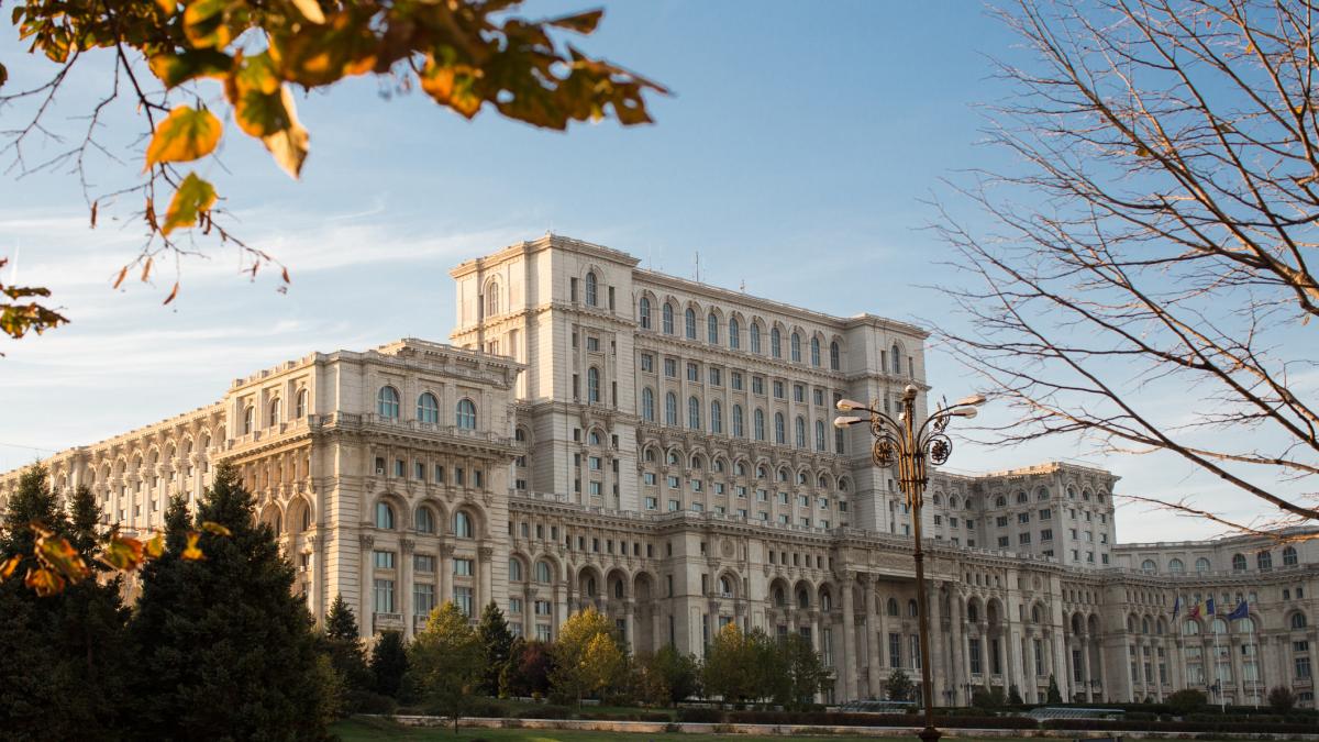 Funcționarii din Parlament solicită demontarea antenelor de pe Casa Poporului: „Sănătatea noastră nu este negociabilă!”