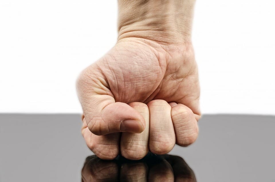 Cât este amenda pentru lovirea unei persoane? Iată ce spune legea