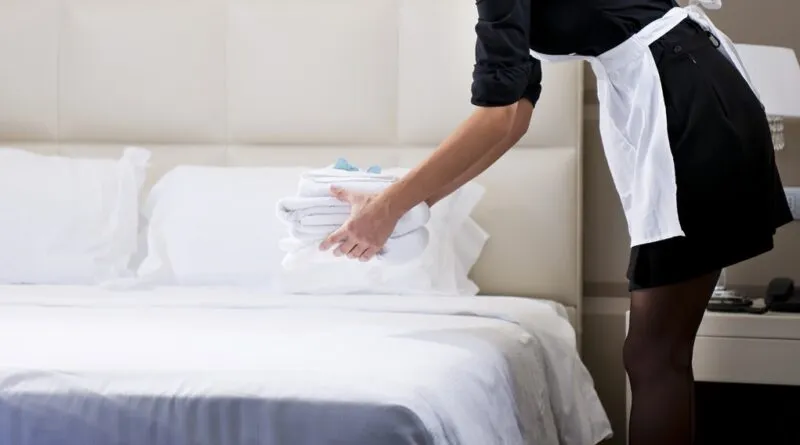 Câți bani câștigă o cameristă care lucrează în Mamaia! Ce salarii se oferă în plin sezon estival