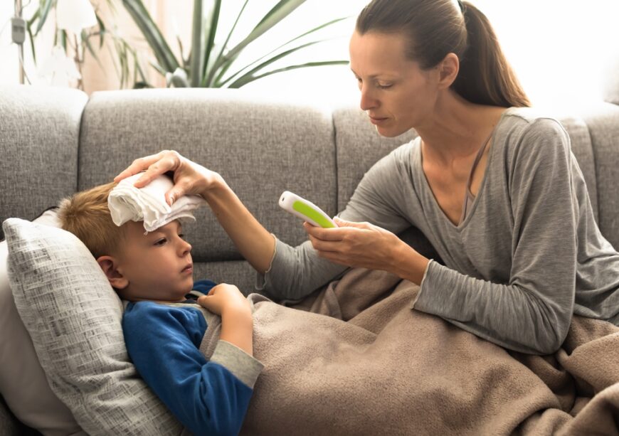 Concediul medical pentru îngrijirea copilului răcit – Iată în ce condiții se acordă și pentru cât timp