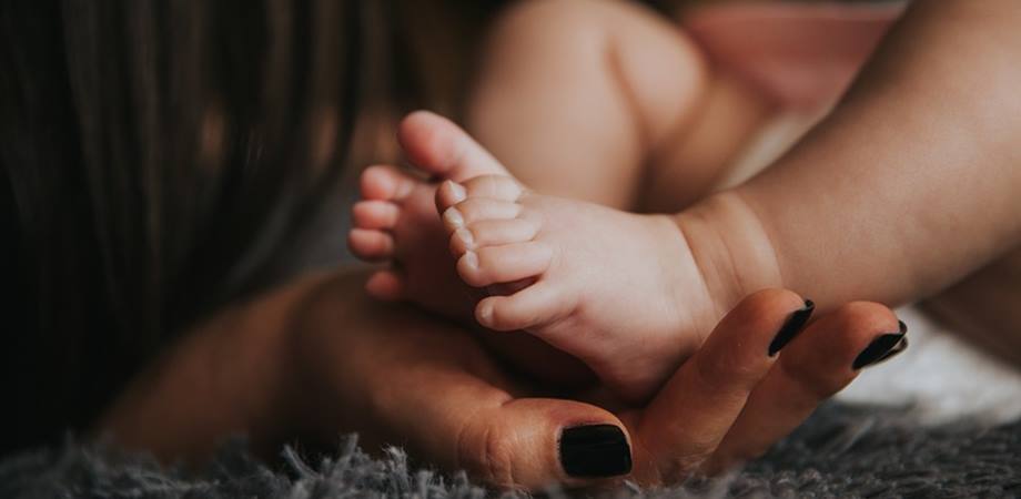 Concediul de risc maternal poate fi plătit 100%? Iată ce drepturi au femeile salariate însărcinate!