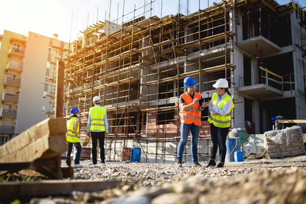 Reparațiile mari dau tonul în construcții! Creștere susținută în primele 5 luni din 2025, dar scăderi la clădiri rezidențiale