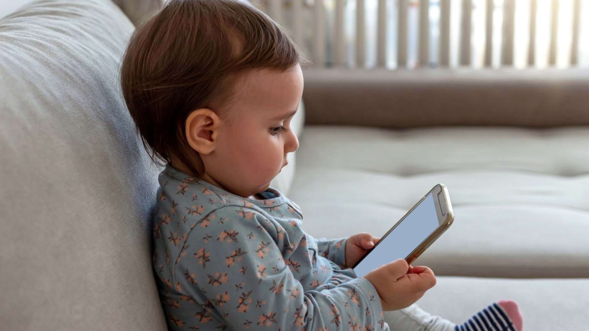 Copiii români petrec chiar și 10 ore pe zi online! A fost lansat un ghid cu activități offline, creat de adolescenți, pentru vacanța de vară
