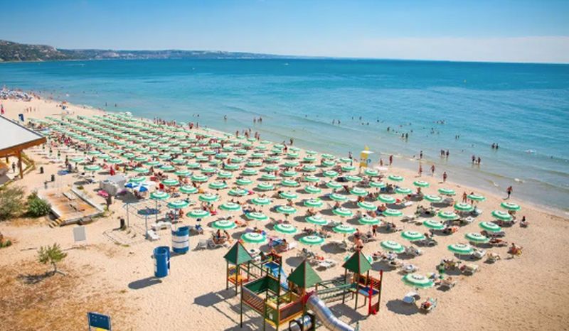 Cât costă închirierea unui șezlong în stațiunea Nisipurile de Aur din Bulgaria! E cu mult mai ieftin în România