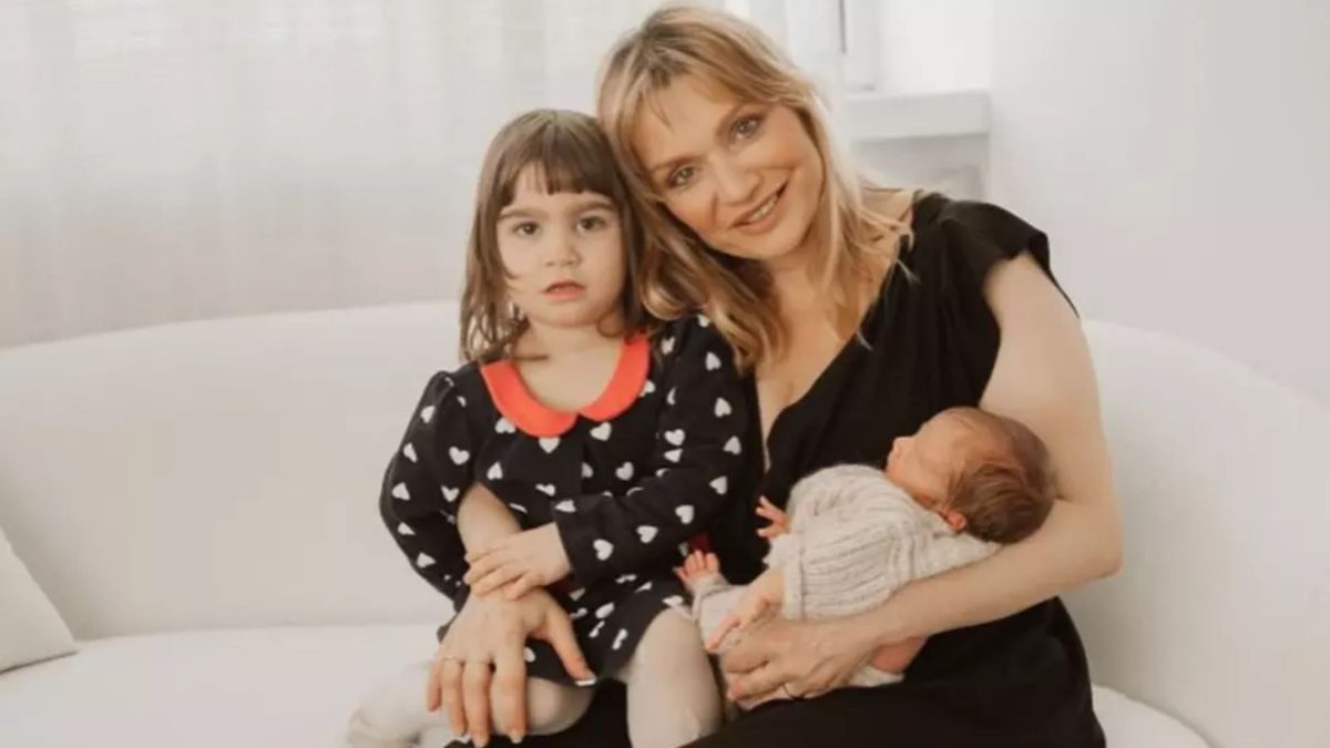Cristina Cioran a rămas singură cu cei doi copii după ce tatăl lor a ajuns după gratii. Cine o ajută