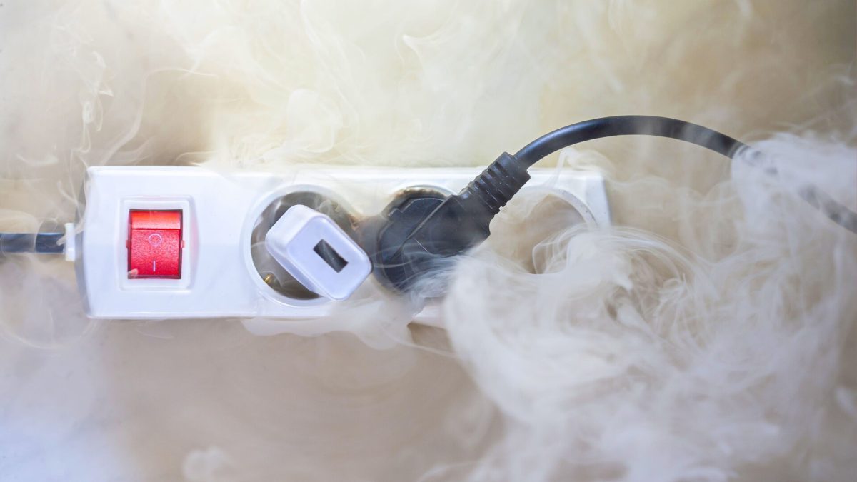 Oamenii din această comună se tem să mai pună electrocasnicele în priză! Zilnic, se confruntă cu aceeași problemă: „Aspiratorul s-a ars, mașina de spălat nu mai funcționează”