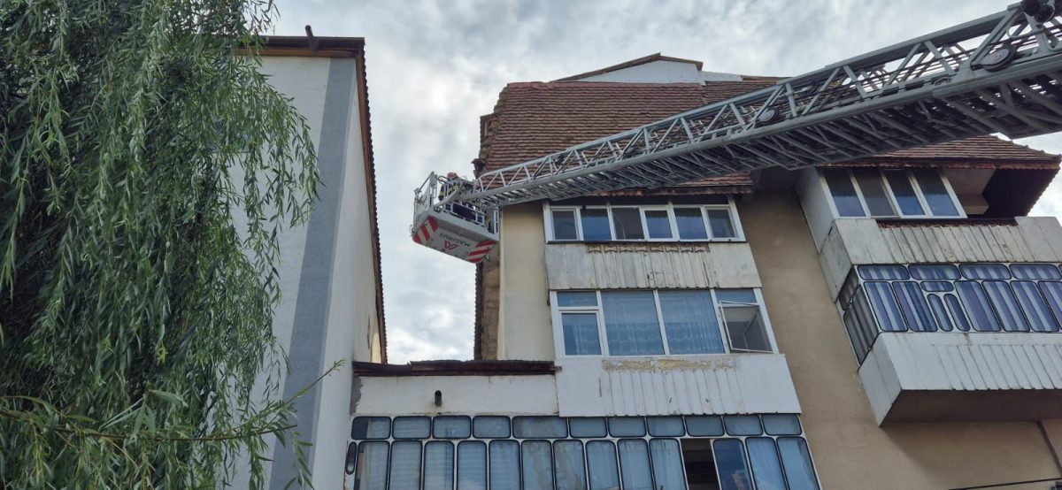 Degajare elemente de tencuială care prezentau pericol de desprindere, în municipiul Pașcani