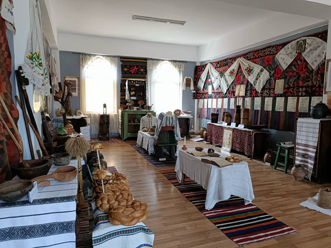 „Veșmintele satului românesc” – expoziție de costume populare și Târgul Meșterilor Populari, la Ruginoasa, pe 12–13 iulie 2025