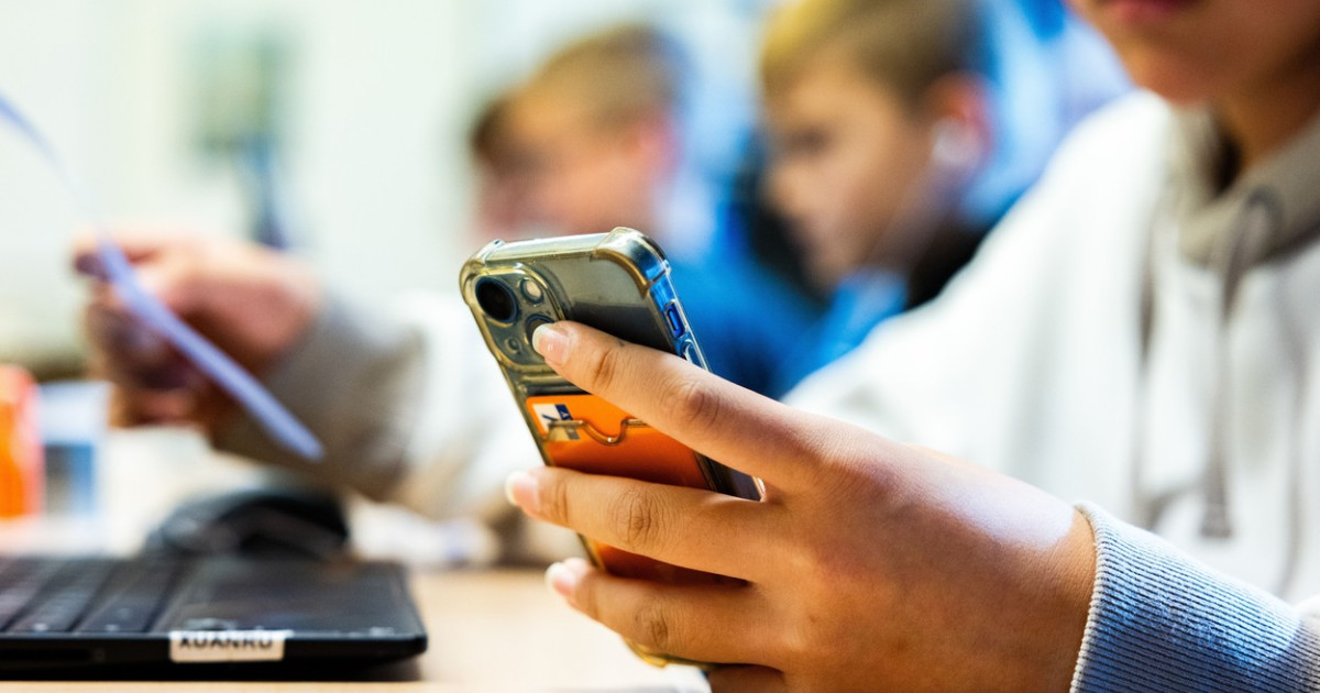 Fără telefoane mobile în școlile primare! Elevii și părinții sunt obligați să respecte legea! 