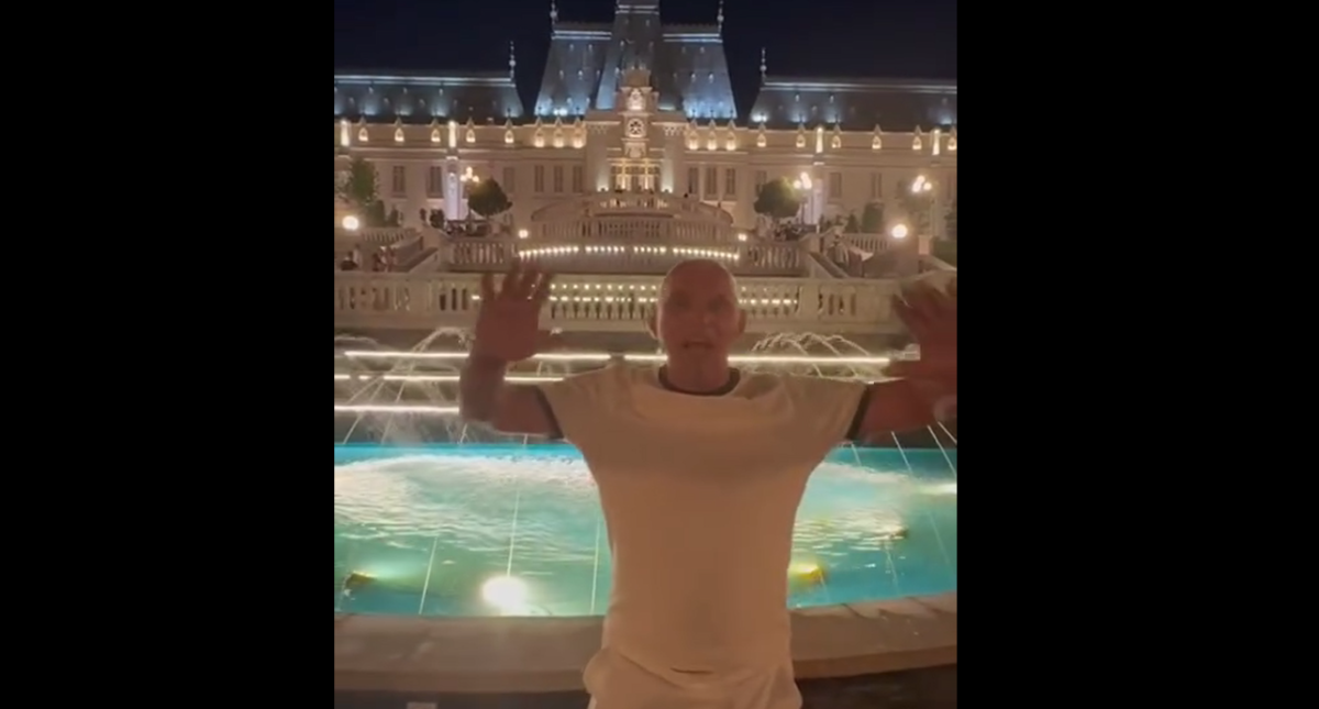 Imagini spectaculoase! Florin Prunea și-a arătat iubirea față de Politehnica Iași. A cântat imnul clubului în fața Palatului Culturii