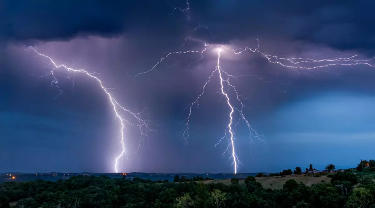 Meteorologii ANM anunță o vreme haotică, începând de mâine. Se răcește și vin furtunile