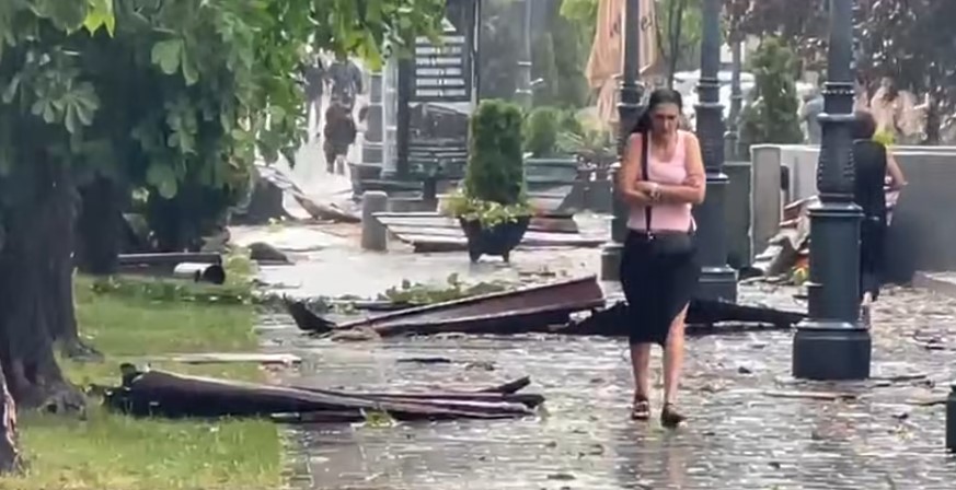 Furtuna lovește Valea Prahovei. Circulația a 11 trenuri de călători, blocată. Mai multe persoane au ajuns la spital