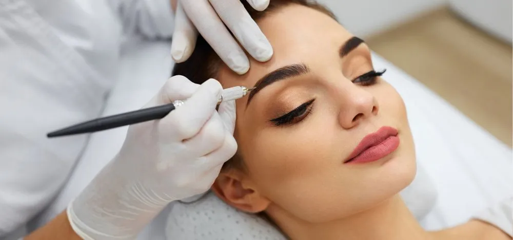 Există implant de sprâncene? Iată de ce e necesară această soluție estetică!
