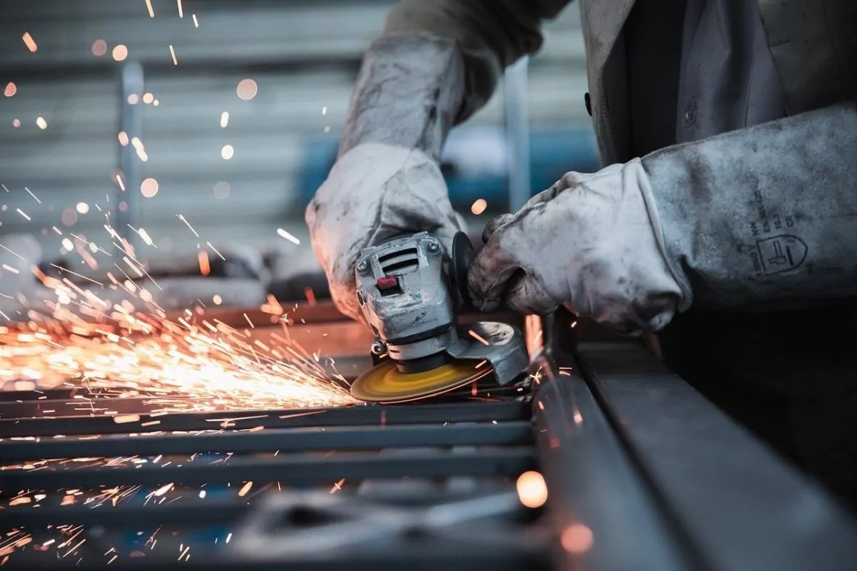 Industria prelucrătoare: comenzile noi au crescut cu aproape 10% față de aprilie și cu peste 13% față de mai 2024