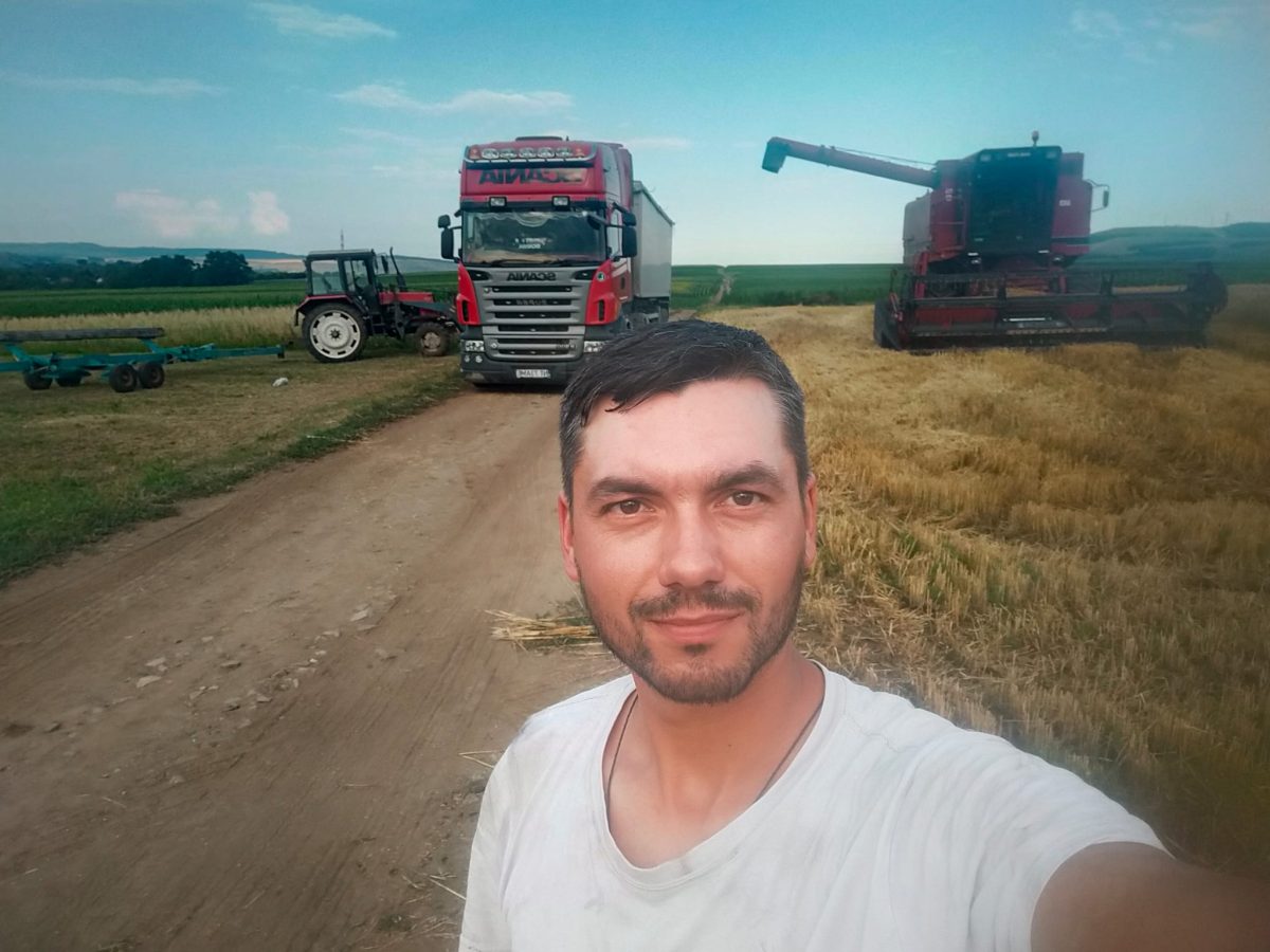 Un inginer ieșean a schimbat tastatura pe tractor: „Agricultura e chemarea mea”