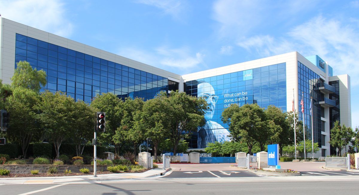 Intel face schimbări majore: Renunță la fabricile din Europa și dă afara 75.000 de angajați pentru a se redresa