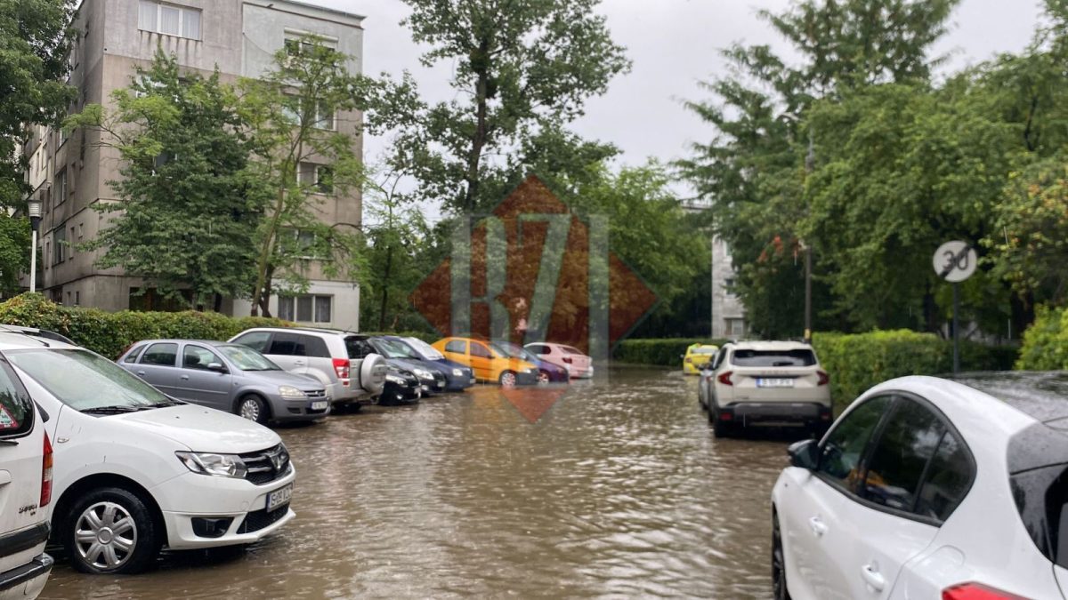 Străzile din Podu de Piatră, sub ape după ploaia torențială. Cod galben în vigoare la Iași