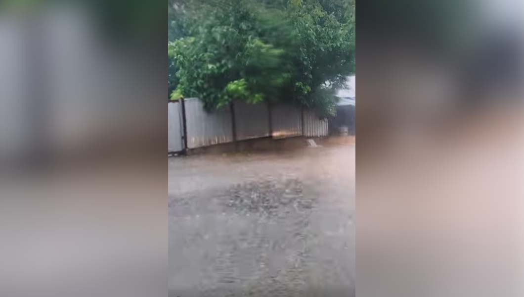 Curte inundată în Valea Adâncă! Intervenție în desfășurare a pompierilor ieșeni – VIDEO
