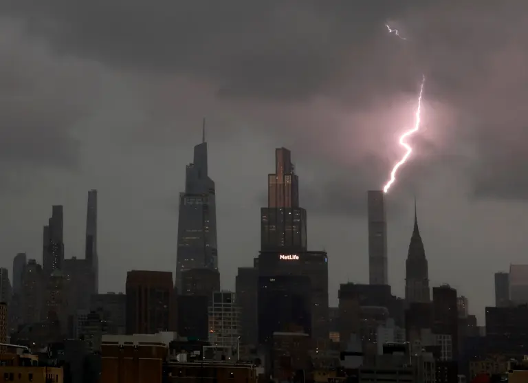 Imagini de coșmar din New York! Cascadă pe scările de la metrou, mașini plutind pe străzi