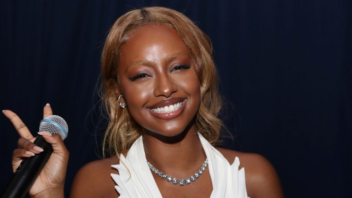 Justine Skye în bikini, între cascade și peisaje de vis! Vara aceasta, artista cucerește internetul