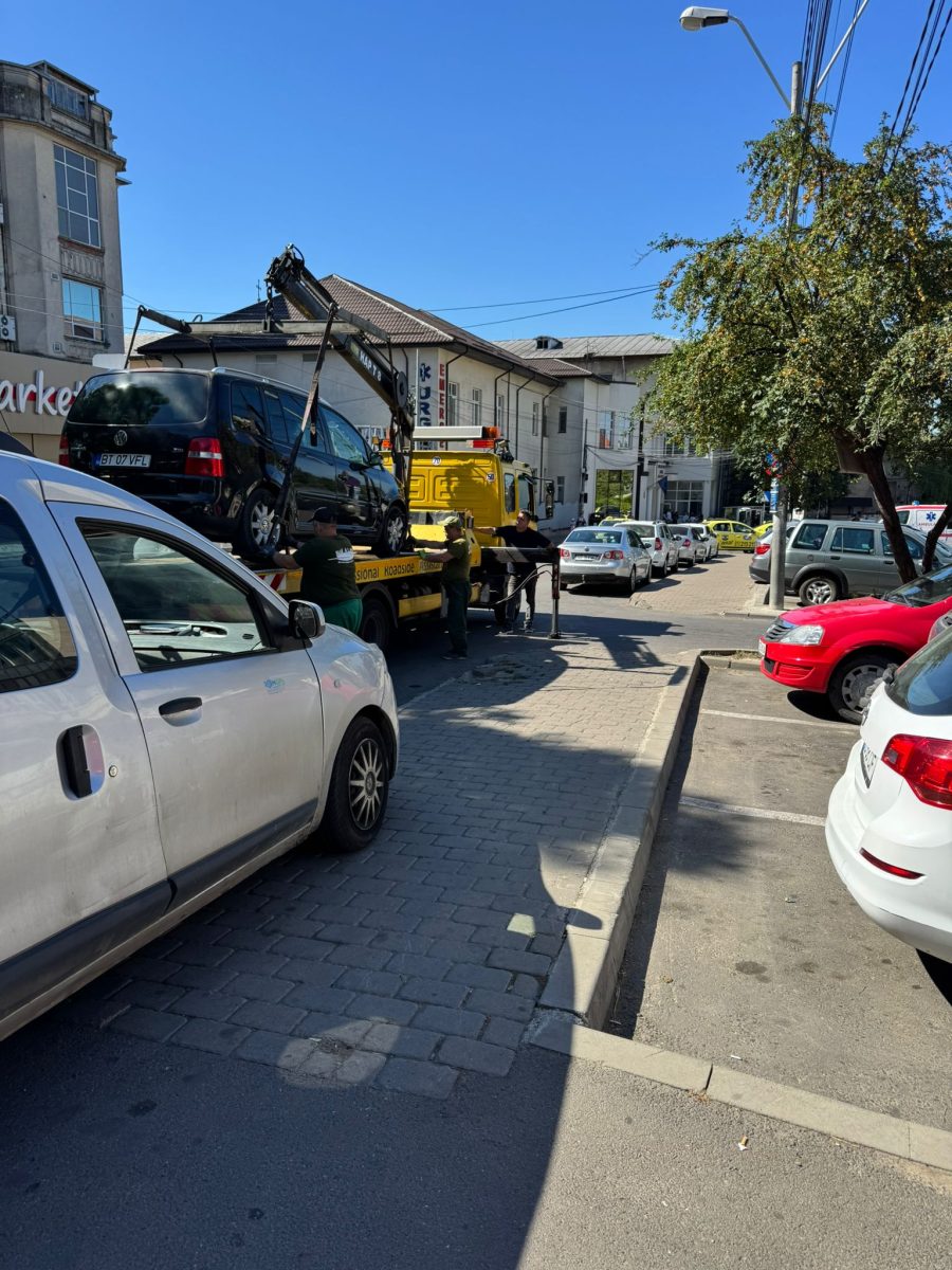 Atenție, șoferi! Se ridică mașinile parcate neregulamentar de pe o stradă importantă din Iași