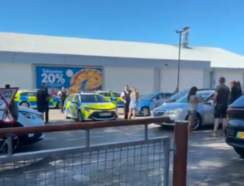 Scandal de proporții la McDonald’s! Bătăi și țipete în plină stradă. Totul a fost filmat 